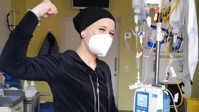 Junge Frau mit Krebserkrankung besiegt Krankheit