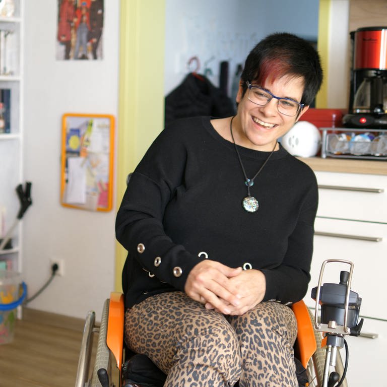 Nicole sitzt im Rollstuhl in Balingen und wünscht sich mehr Respekt