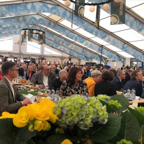 Viele Besucher im Festzelt bei der Eröffnung des Mannheimer Maimarktes 2024.  (Foto: SWR)