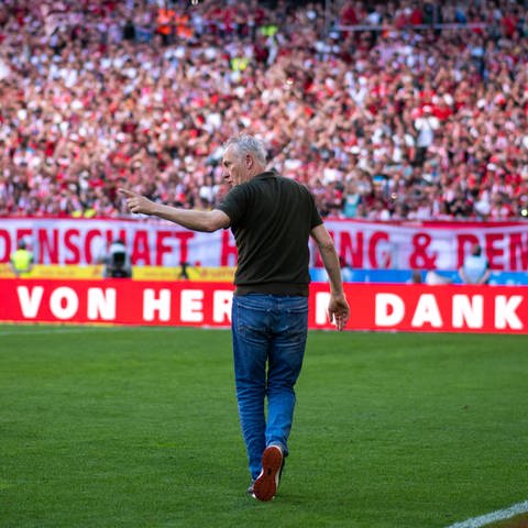 Christian Streich verabschiedet sich bei einer Ehrenrunde nach seinem letzten Heimspiel von den Fans des SC Freiburg.