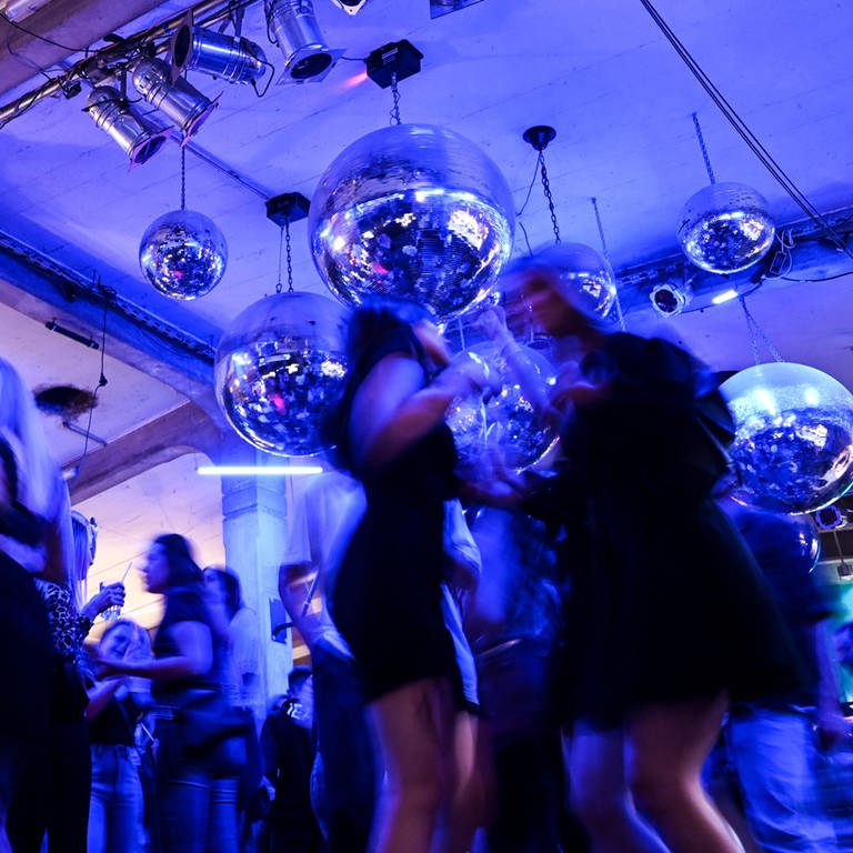Dutzende Menschen tanzen zur Musik im Club Kantine.