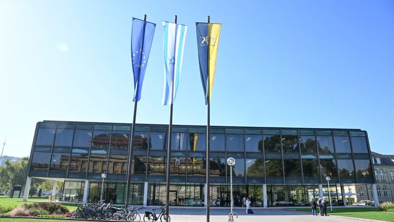 Das Gebäude des baden-württembergischen Landtags - davor Flaggen von Europa, Israel und Deutschland gehisst.