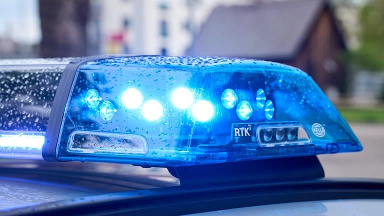 Symbolbild: Blaulicht auf einem Polizeiauto.