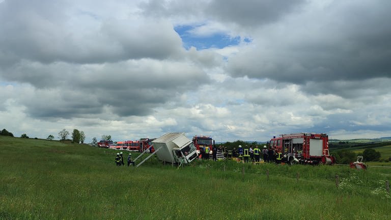 Auf der B268 bei Pellingen kam es am Montagvormittag zu einem Unfall zwischen einem Lkw und einem Auto. Der Autofahrer starb noch an der Unfallstelle.