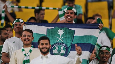 Fußball-Fans jubeln im King Saud University Stadium in Riad: Rund 70 Prozent der Bevölkerung sind jünger als 30. Die Arbeitslosigkeit unter den jungen Saudis steigt. Für sie will das Königshaus neue Jobs schaffen und entwickelt deshalb eine milliardenschwere Sport- und Tourismusindustrie. 