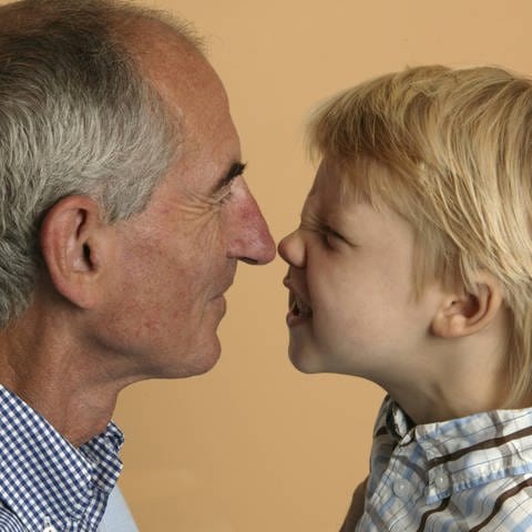 Ein alter Mann und ein Junge stupsen sich mit der Nase an: Alte Menschen riechen anders als junge, denn im Alter verändert sich die Haut. Die Fette, die wir über die Talgdrüsen ausscheiden, verändern sich. Die Haut verliert an Feuchtigkeit und ist daher im Alter trockener. Damit ändert sich auch die Zusammensetzung der Düfte, die unser Körper und unsere Duftzellen abgeben. (Foto: IMAGO, IMAGO / imagebroker)
