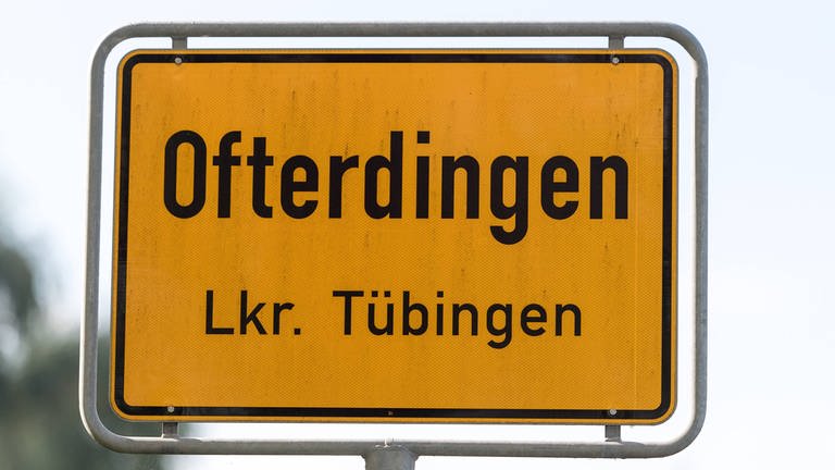 Ortsschild von Ofterdingen im Kreis Tübingen. Im Schwäbischen enden viele Ortsnamen auf die Silbe -ingen.